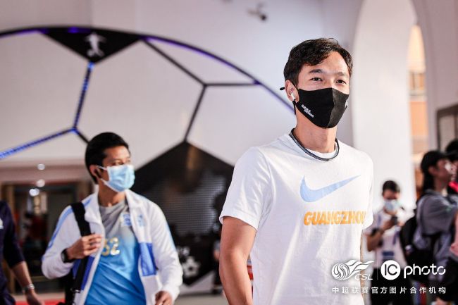 年轻娇小亚洲人青少年